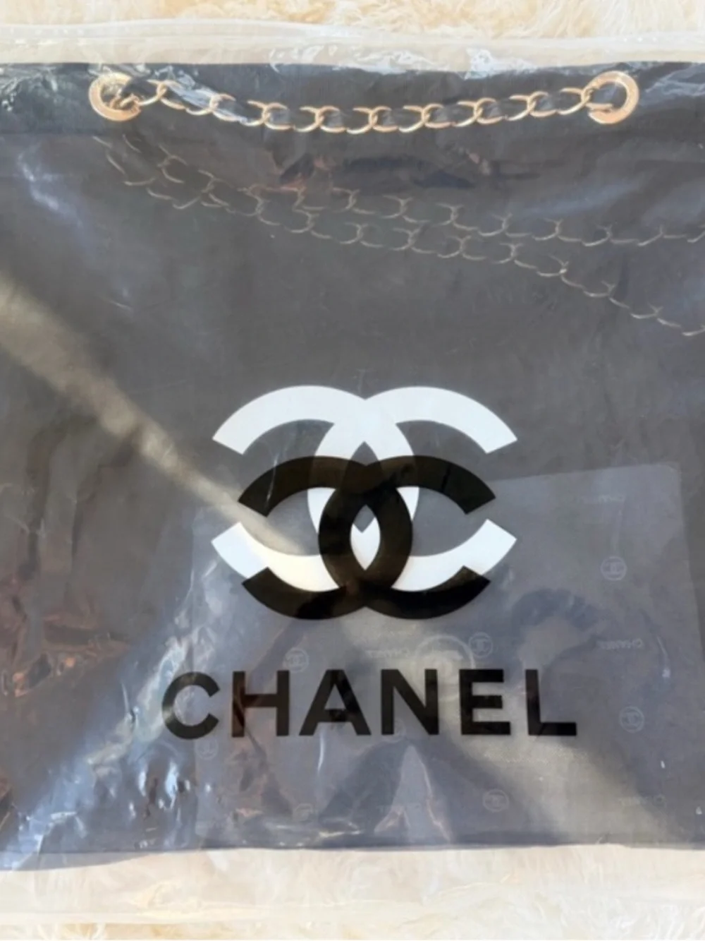 CHANEL black mesh tote bag with gold chain and cosmetic pouch - Picture 4 of 4